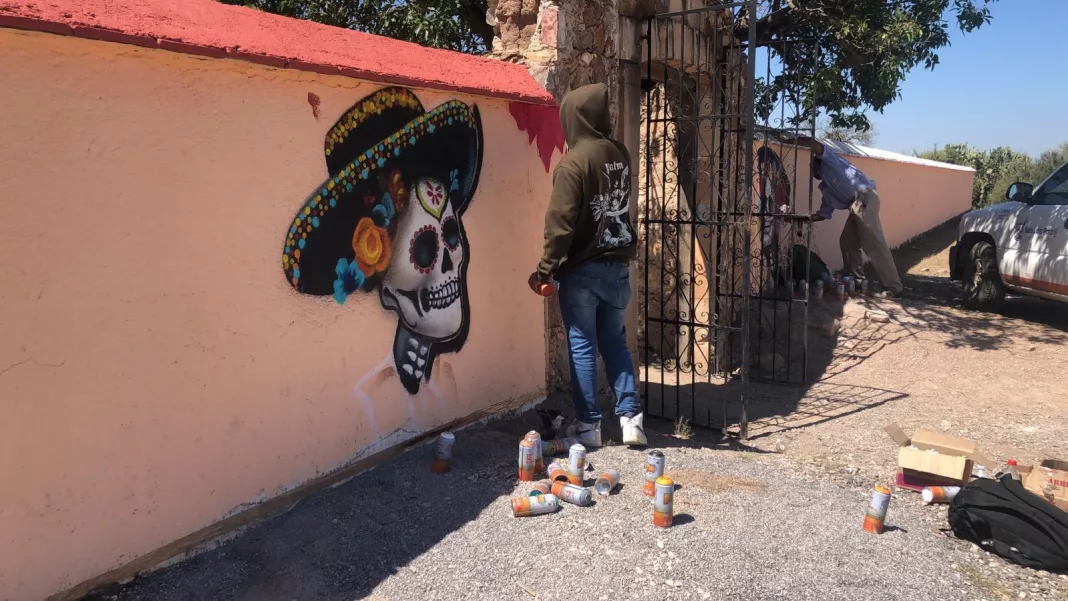 Con murales, Gobierno Capitalino celebra la vida en panteones de la delegación de Bocas